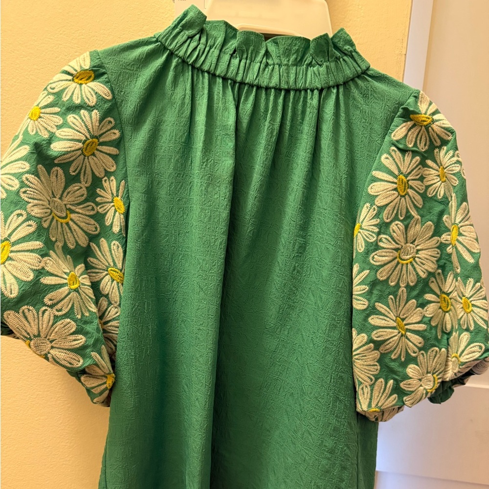 Anthropologie Green Puff Sleeve Daisy Embroidered Top Blouse Women’s Medium
